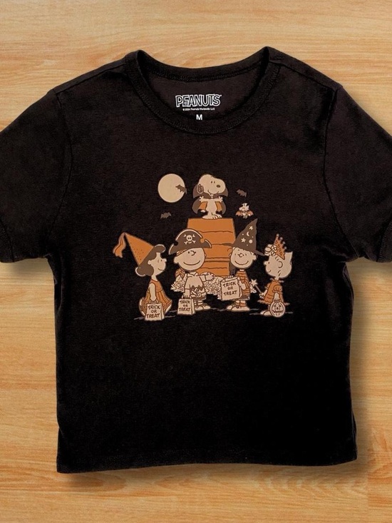 Peanuts Tops - Peanuts snoopy charlie brown halloween‎ black cropped baby tee EUC